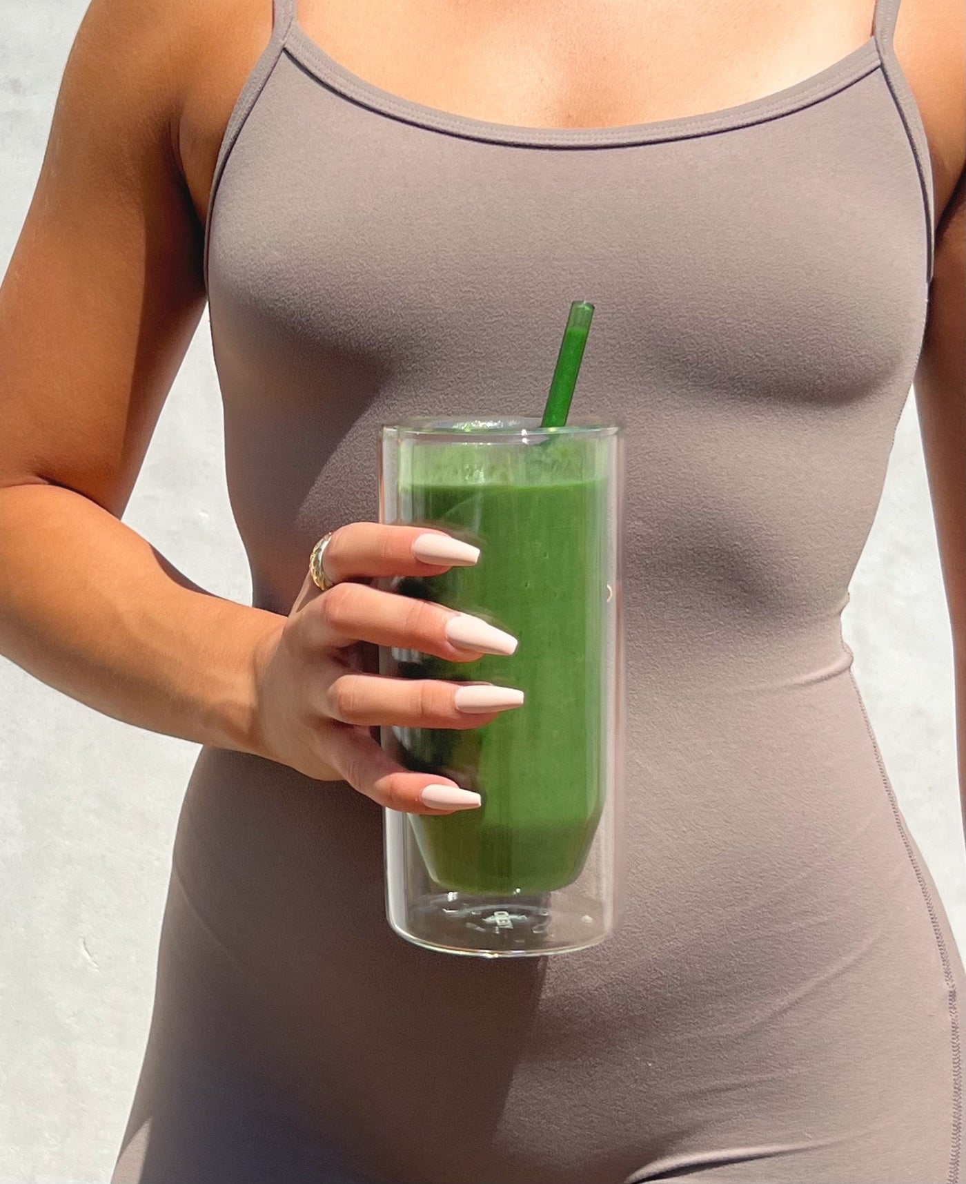 Fresh spirulina blended into a daily smoothie, the steady-dose habit behind the weight and cholesterol results in two 2025 meta-analyses.